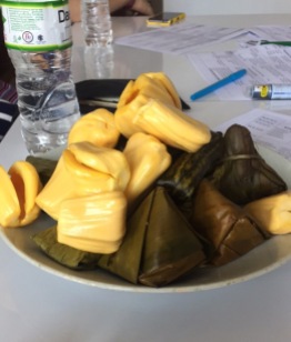 Das erste Mal Jackfruit (gelb) und Reisküchlein in Bananenblättern (grün)