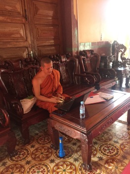 Ein buddhistischer Mönch am Laptop (Habe ihn selbstverständlich vorher um Erlaubnis gebeten, ehe ich das Foto gemacht hab)